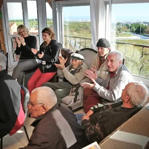 Teras katında sosyal etkinlik